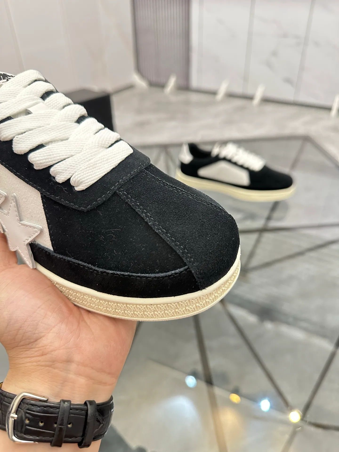 Men's shoes: 💰P420¥ Product trademark: AMIRI* "Amir*" low-top casual shoes Regular size: 38-45 (can be customized to 46) Product material: imported nubuck leather upper, breathable lining, original outsole. Number: 001